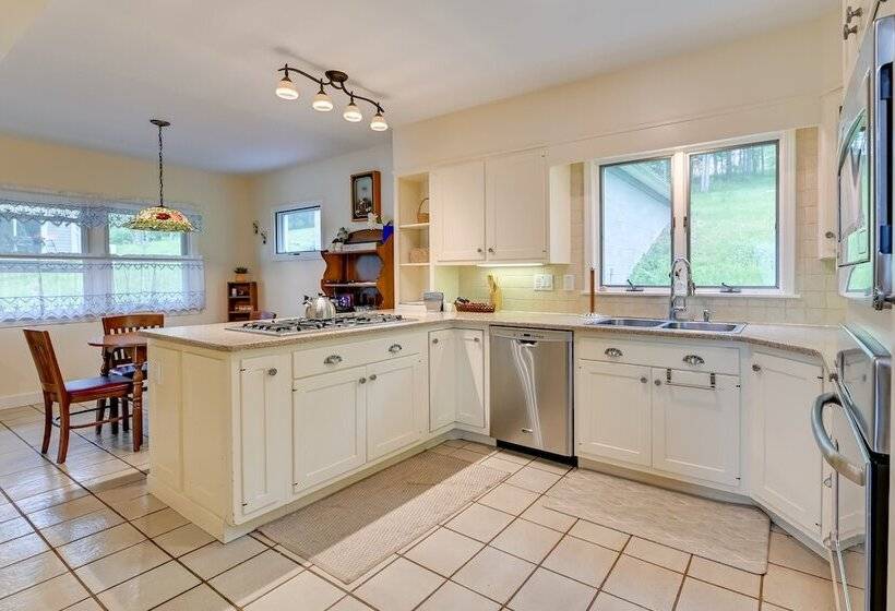 Lakefront Canandaigua Home W/ Dock & Kayak!