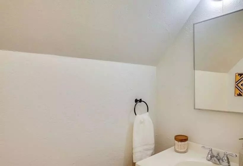 Spirit Lake Home W/ Fenced Yard: 1 Mi To Water!