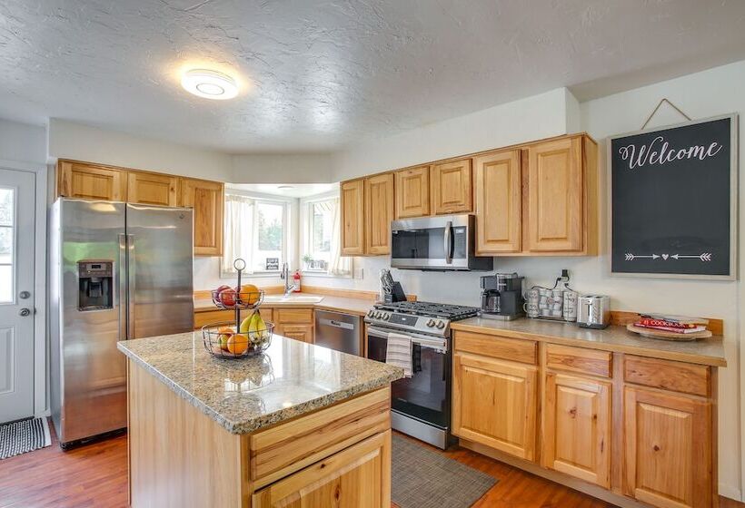 Spirit Lake Home W/ Fenced Yard: 1 Mi To Water!