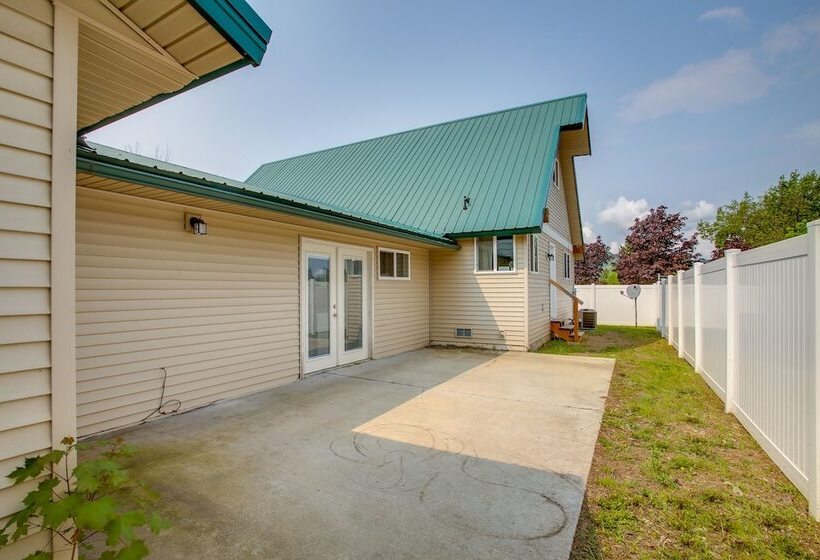 Spirit Lake Home W/ Fenced Yard: 1 Mi To Water!