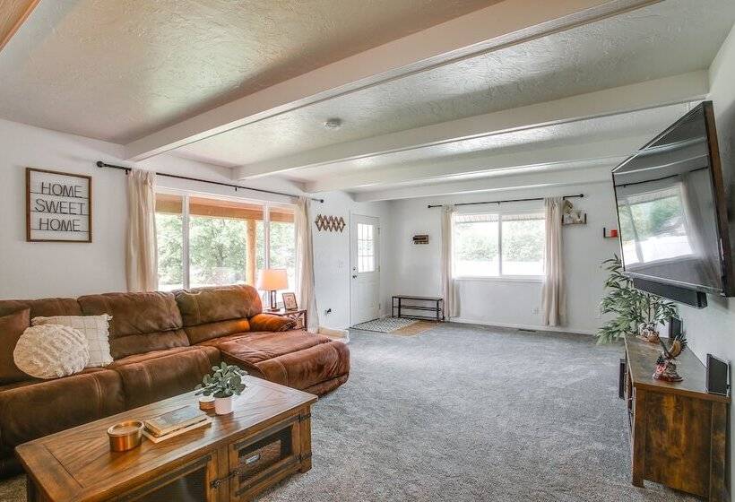 Spirit Lake Home W/ Fenced Yard: 1 Mi To Water!