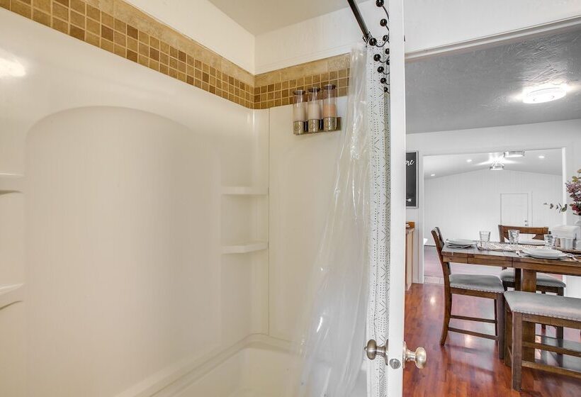 Spirit Lake Home W/ Fenced Yard: 1 Mi To Water!