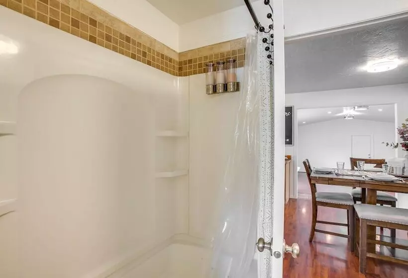 Spirit Lake Home W/ Fenced Yard: 1 Mi To Water!