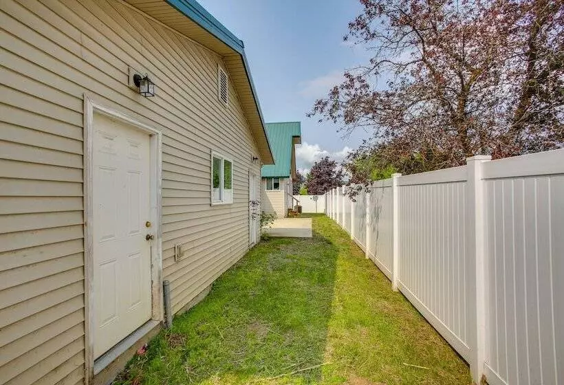 Spirit Lake Home W/ Fenced Yard: 1 Mi To Water!