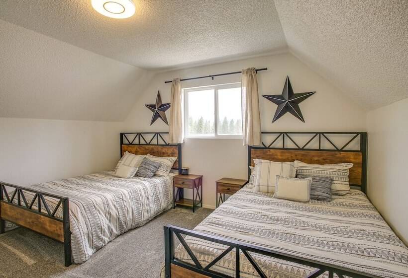 Spirit Lake Home W/ Fenced Yard: 1 Mi To Water!