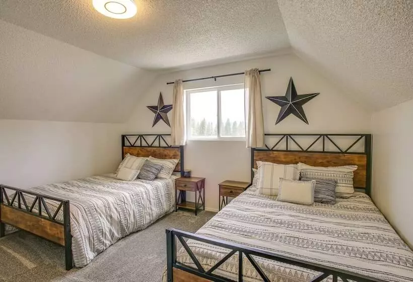 Spirit Lake Home W/ Fenced Yard: 1 Mi To Water!