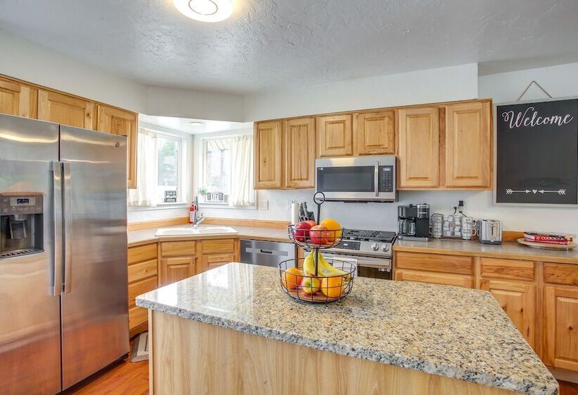 Spirit Lake Home W/ Fenced Yard: 1 Mi To Water!