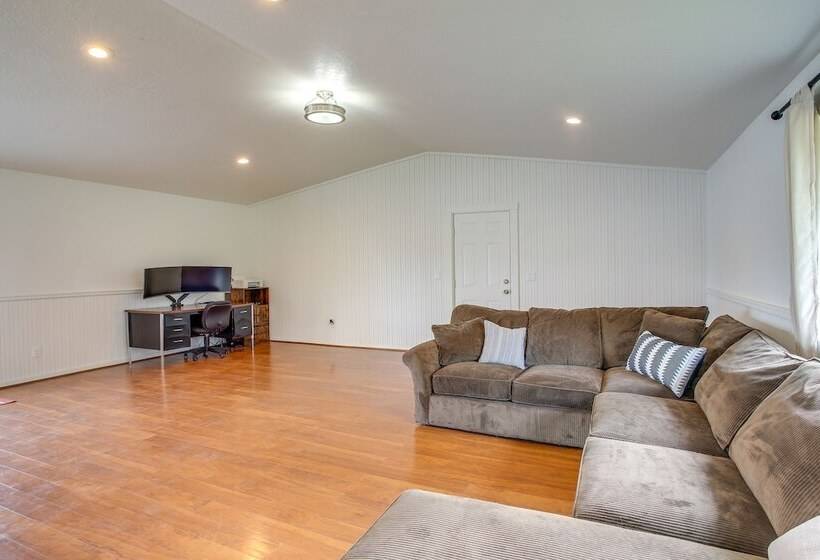 Spirit Lake Home W/ Fenced Yard: 1 Mi To Water!