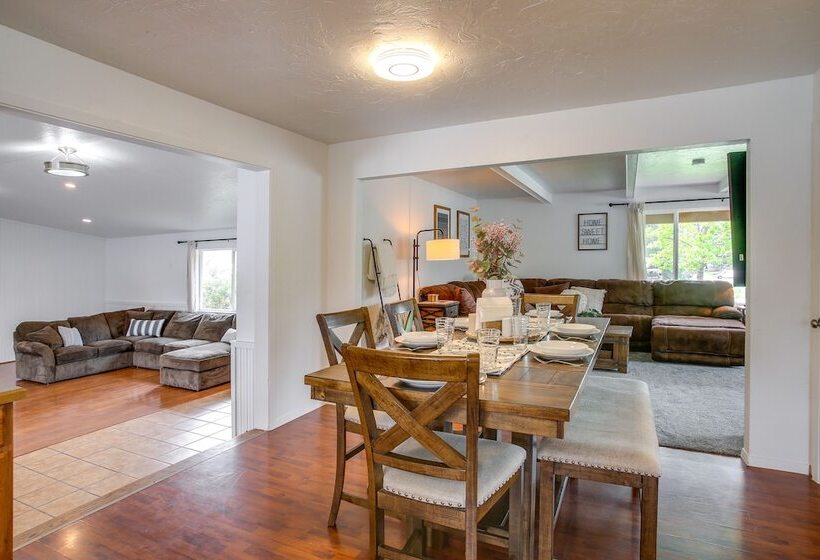 Spirit Lake Home W/ Fenced Yard: 1 Mi To Water!