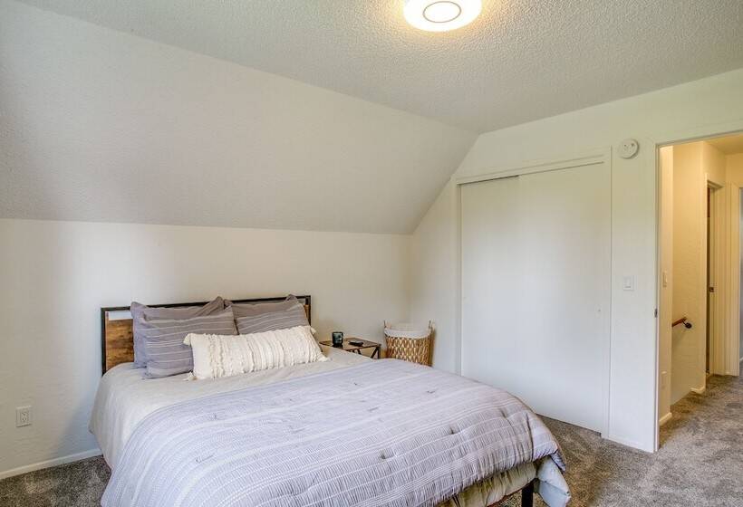 Spirit Lake Home W/ Fenced Yard: 1 Mi To Water!