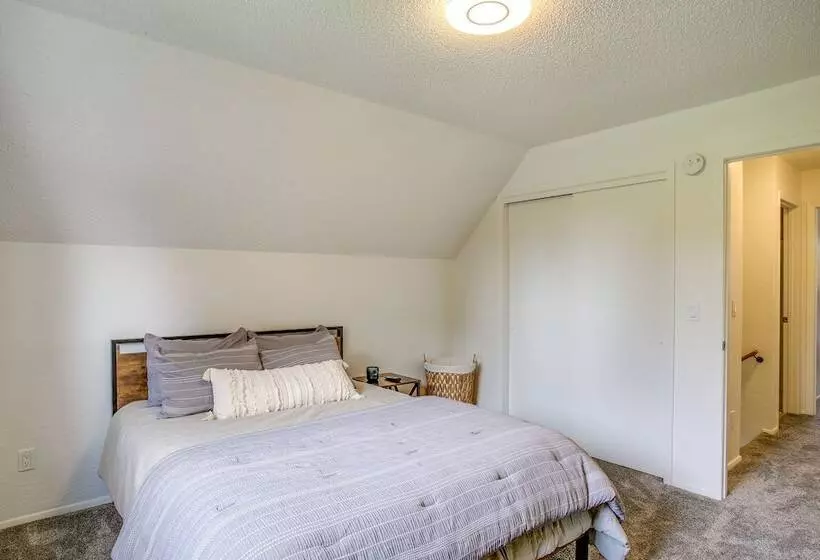 Spirit Lake Home W/ Fenced Yard: 1 Mi To Water!