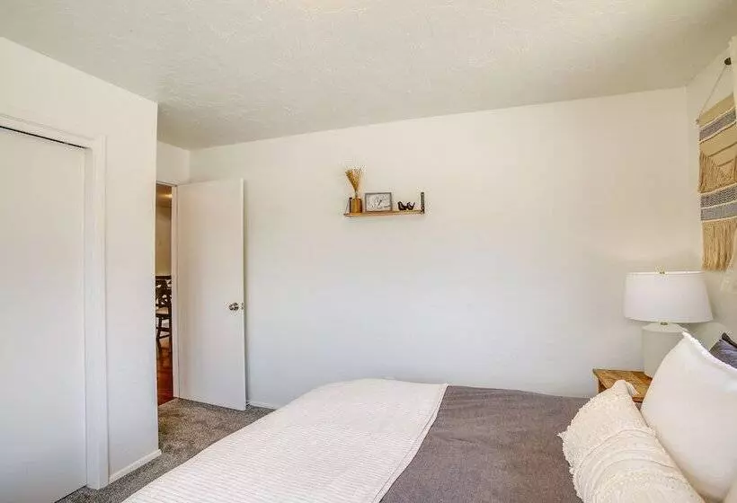 Spirit Lake Home W/ Fenced Yard: 1 Mi To Water!