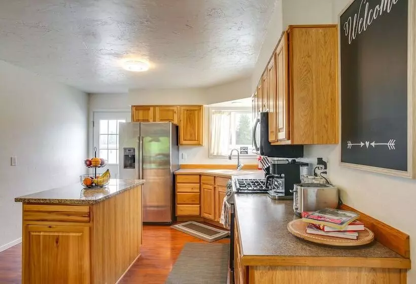 Spirit Lake Home W/ Fenced Yard: 1 Mi To Water!