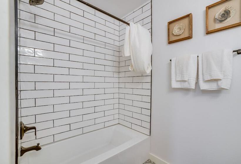 Tranquil Edgewood Retreat With Patio & Grill!