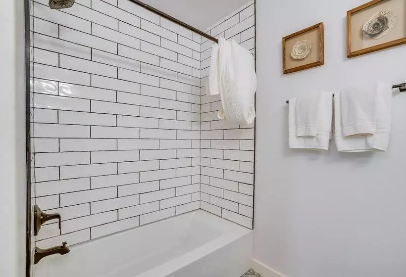 Tranquil Edgewood Retreat With Patio & Grill!