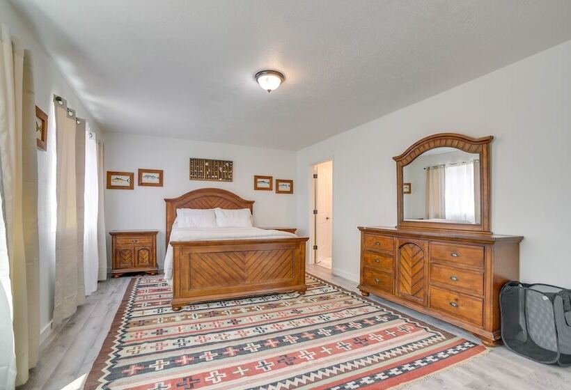 Tranquil Edgewood Retreat With Patio & Grill!