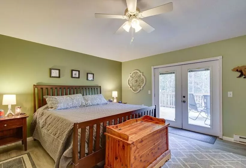 White Swan Lake Home Near Hiking & Snowmobiling!