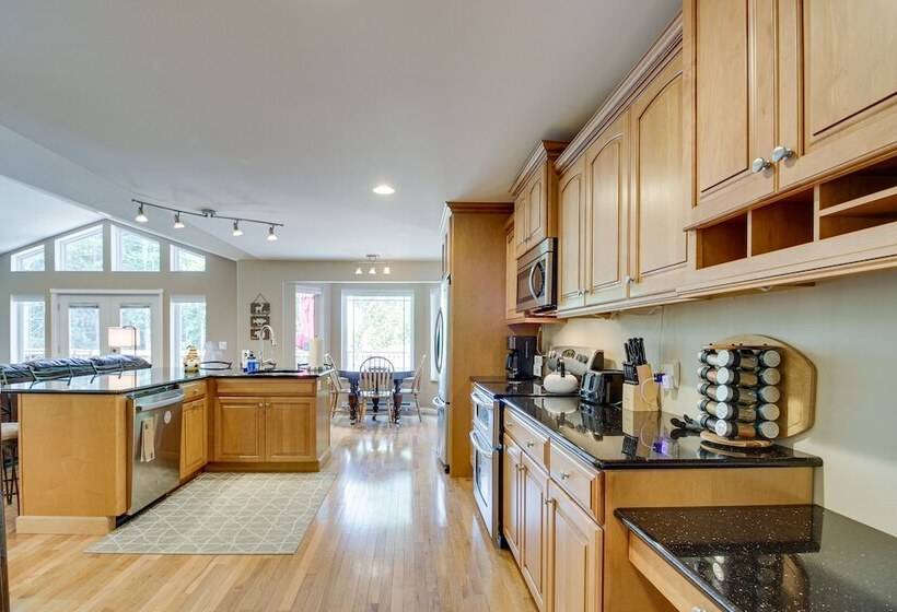 White Swan Lake Home Near Hiking & Snowmobiling!