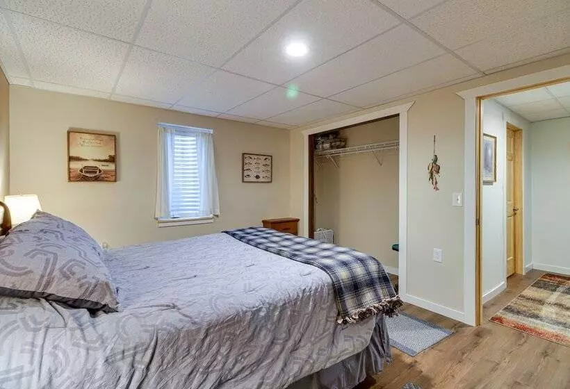 White Swan Lake Home Near Hiking & Snowmobiling!