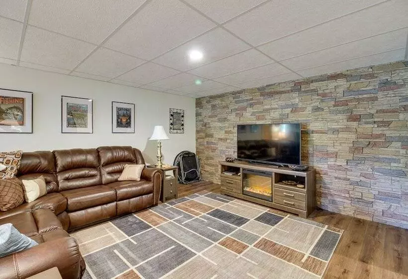 White Swan Lake Home Near Hiking & Snowmobiling!