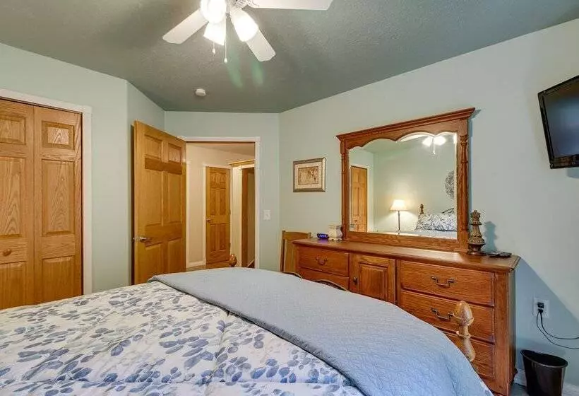 White Swan Lake Home Near Hiking & Snowmobiling!