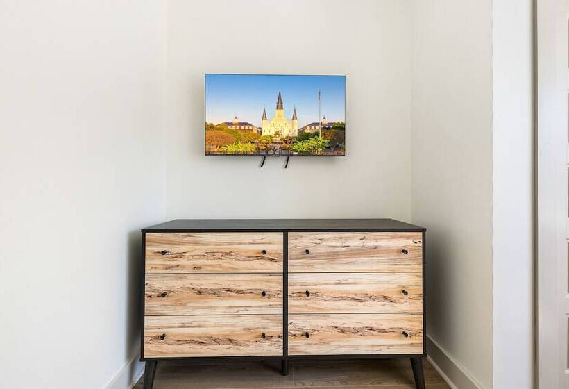 Chic 4bed Oasis Steps From French Quarter Magic!