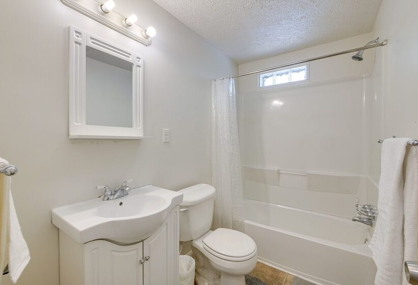 Cleveland Vacation Rental: Minutes To Downtown!