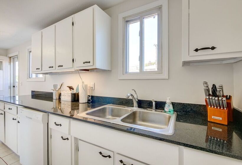 Cleveland Vacation Rental: Minutes To Downtown!