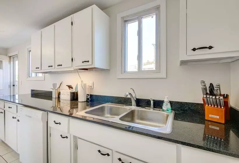 Cleveland Vacation Rental: Minutes To Downtown!