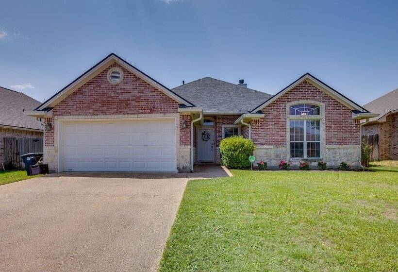 College Station Home W/ Yard ~ 4 Mi To Texas A & M