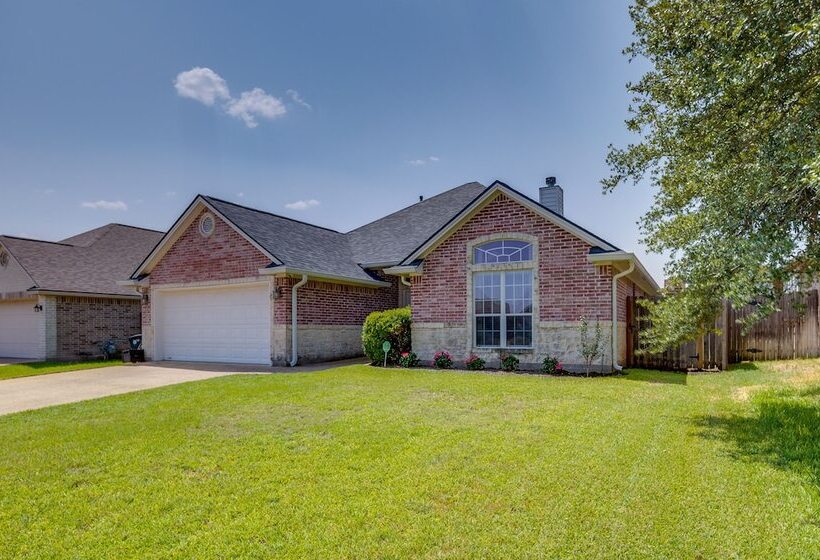 College Station Home W/ Yard ~ 4 Mi To Texas A & M