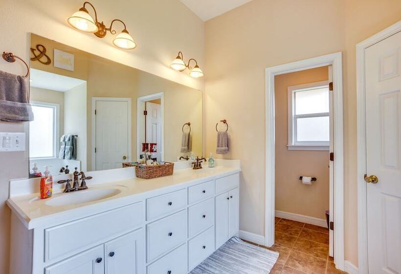 College Station Home W/ Yard ~ 4 Mi To Texas A & M