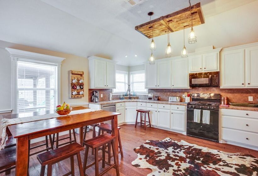 College Station Home W/ Yard ~ 4 Mi To Texas A & M