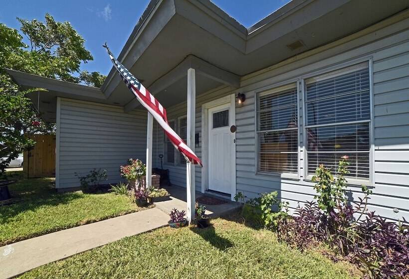 Corpus Christi Home W/ Grill, 3 Blocks To Bay!
