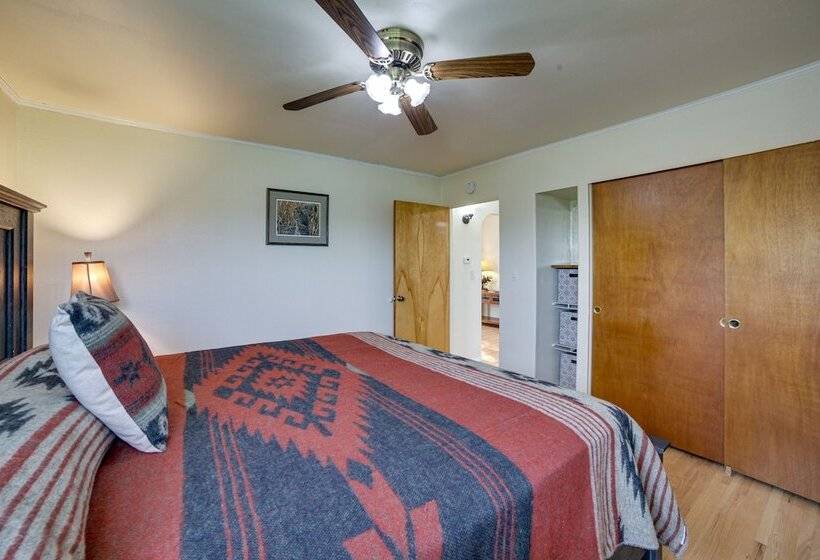 Cozy Montana Retreat W/ Patio, Grill & Fire Pit!