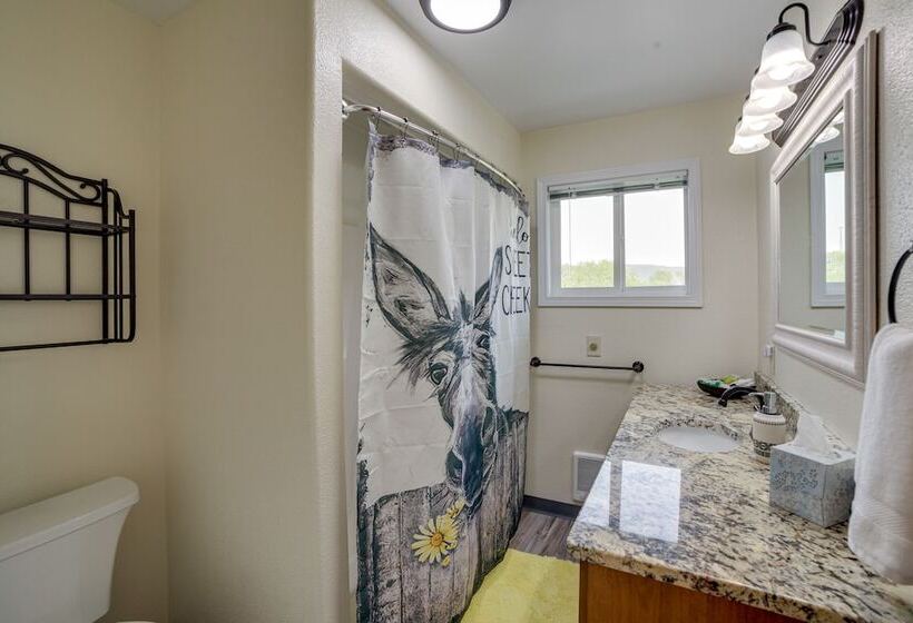 Cozy Montana Retreat W/ Patio, Grill & Fire Pit!