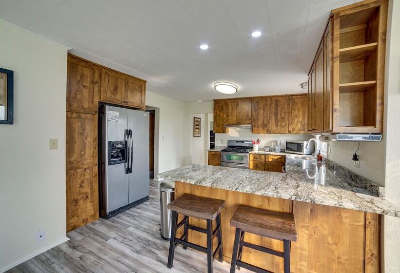 Cozy Montana Retreat W/ Patio, Grill & Fire Pit!