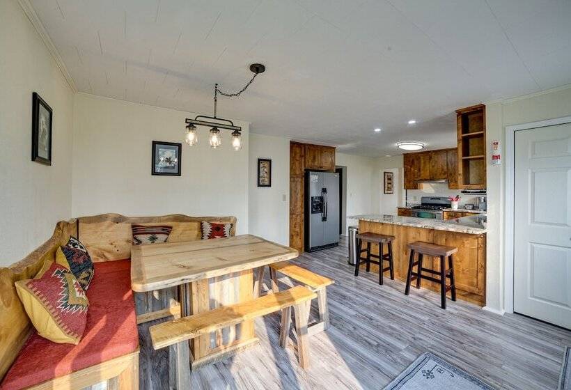 Cozy Montana Retreat W/ Patio, Grill & Fire Pit!