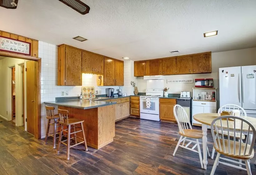 Furnished Porch + Gas Grill: Lakeside Cottage Stay