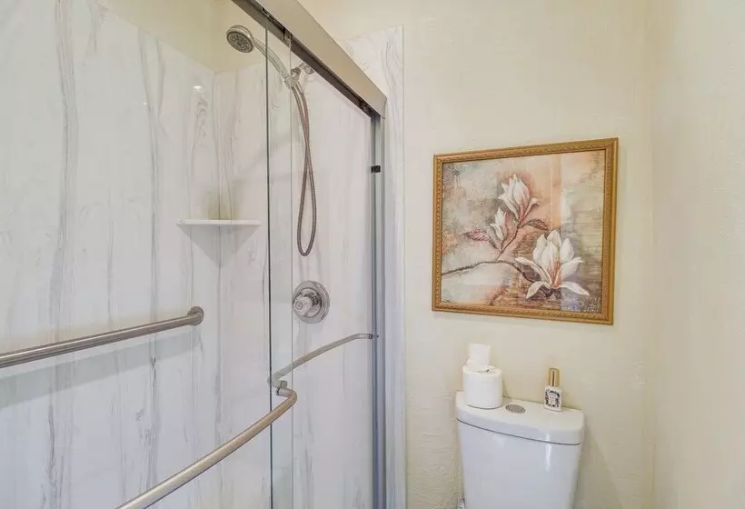 Furnished Porch + Gas Grill: Lakeside Cottage Stay