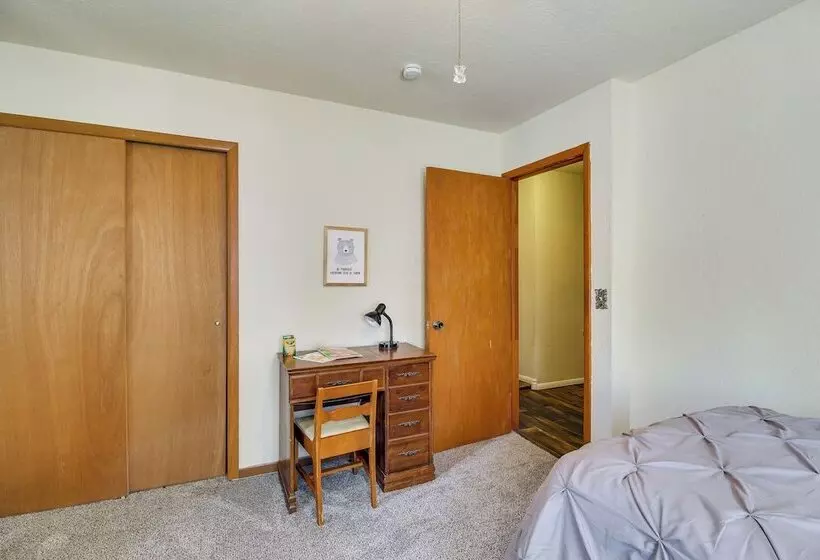 Furnished Porch + Gas Grill: Lakeside Cottage Stay