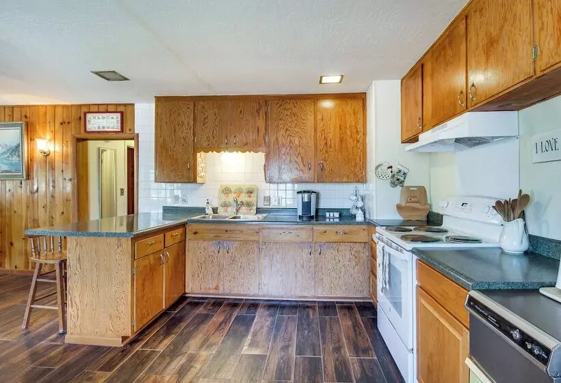 Furnished Porch + Gas Grill: Lakeside Cottage Stay