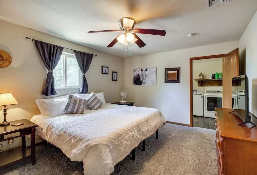 Furnished Porch + Gas Grill: Lakeside Cottage Stay
