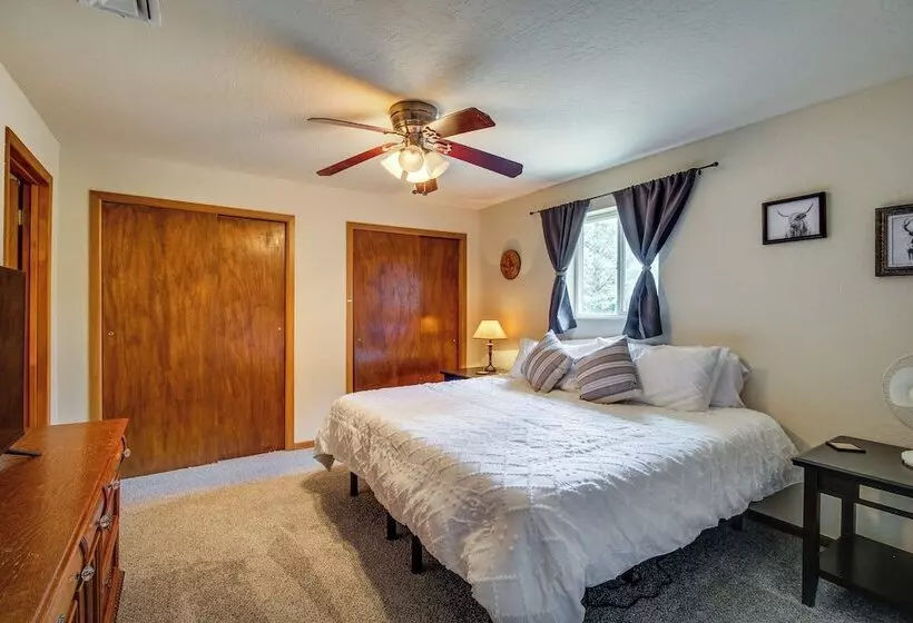 Furnished Porch + Gas Grill: Lakeside Cottage Stay