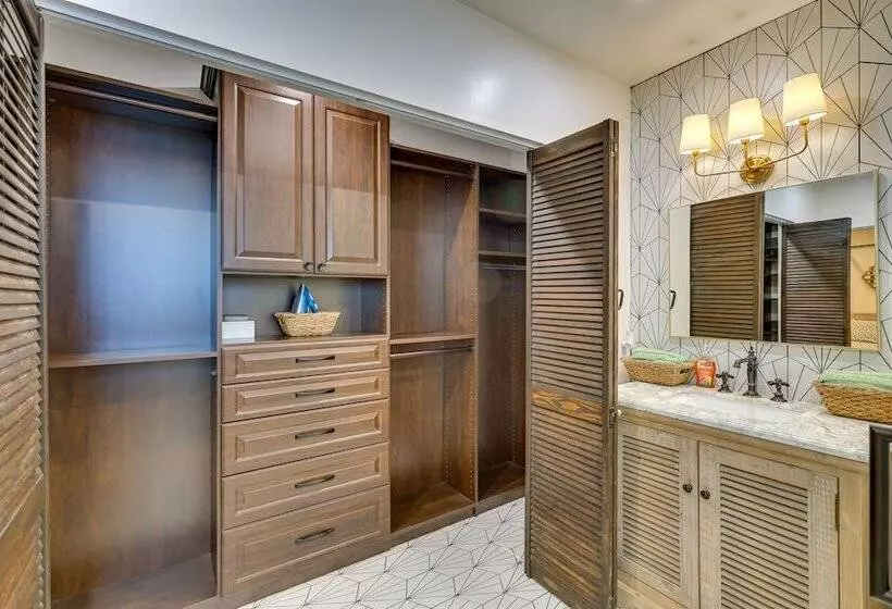 Hawthorne Home W/ Covered Patio & Basketball Court