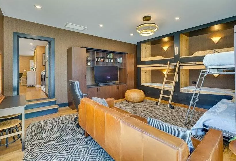 Hawthorne Home W/ Covered Patio & Basketball Court