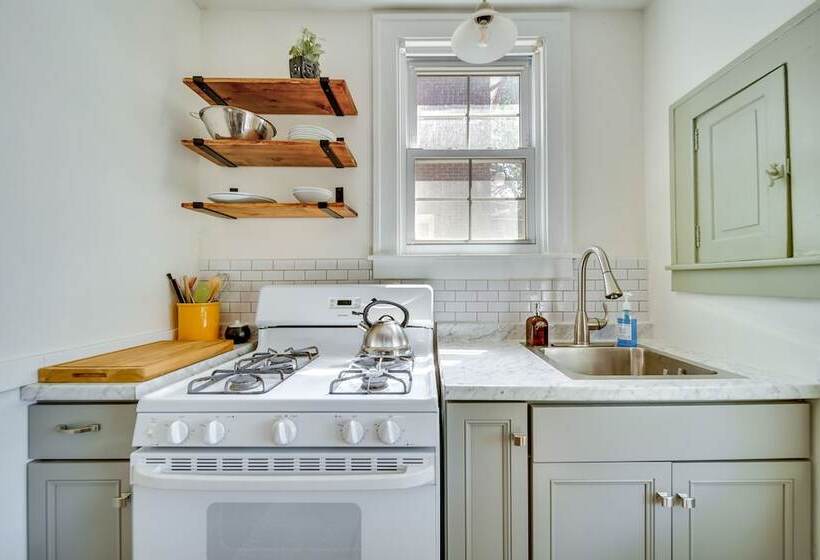 Historic Detroit Bungalow: Pet & Family Friendly