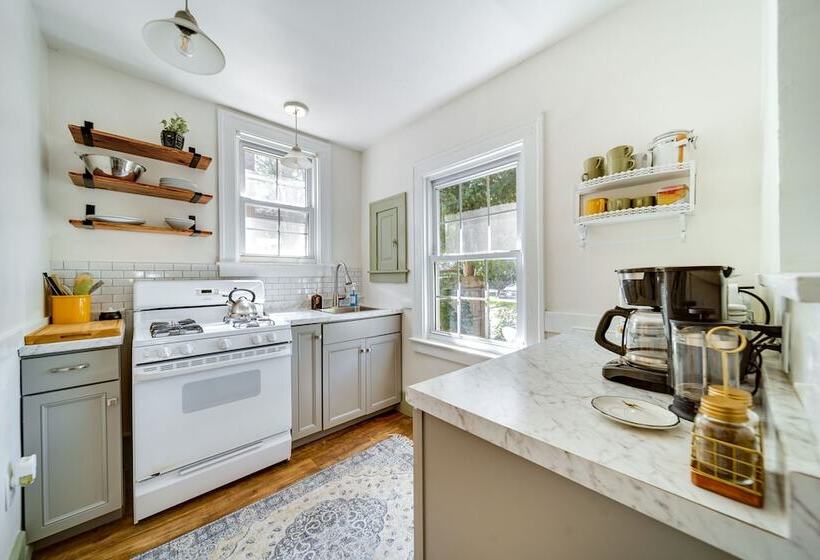 Historic Detroit Bungalow: Pet & Family Friendly