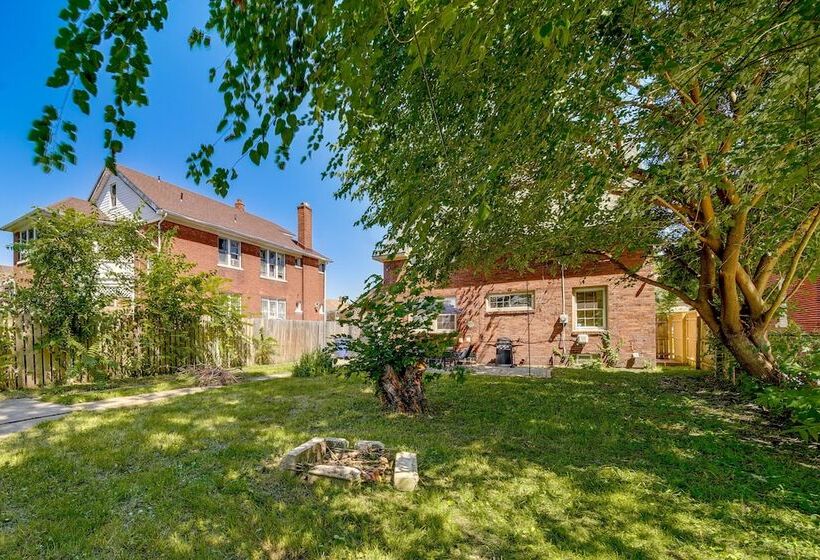 Historic Detroit Bungalow: Pet & Family Friendly