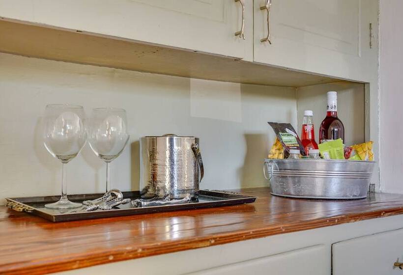 Historic Detroit Bungalow: Pet & Family Friendly